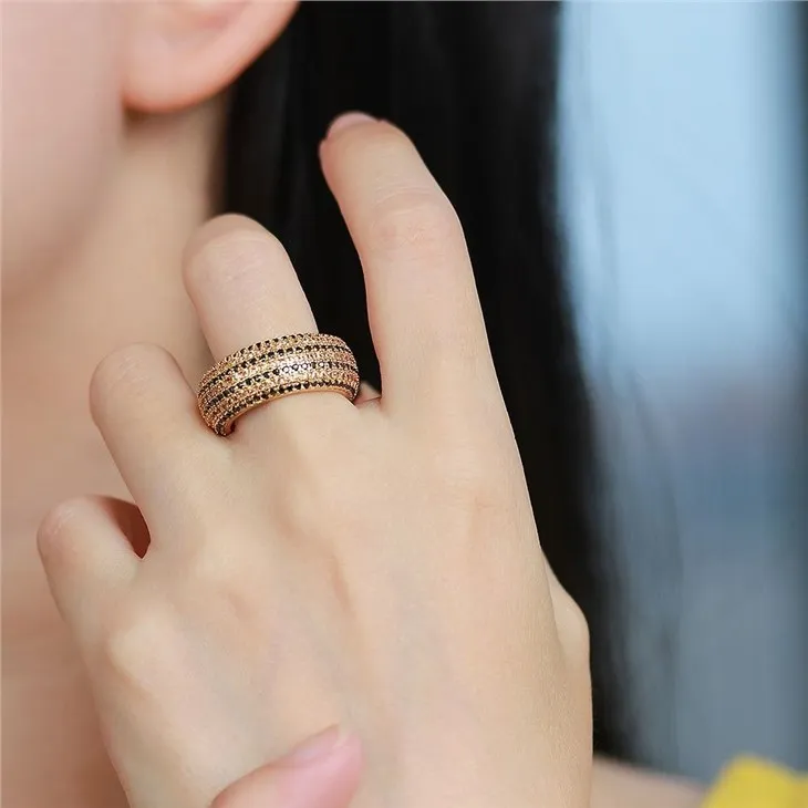 Anello classico con micro pavé di zirconi