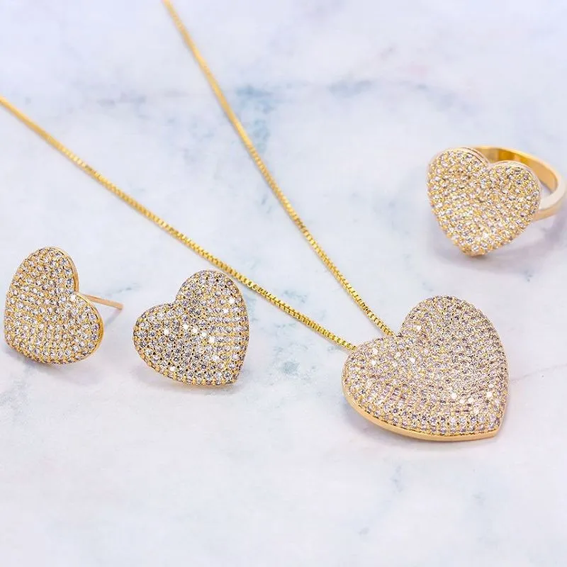 Insieme dei monili del cuore di amore delle donne